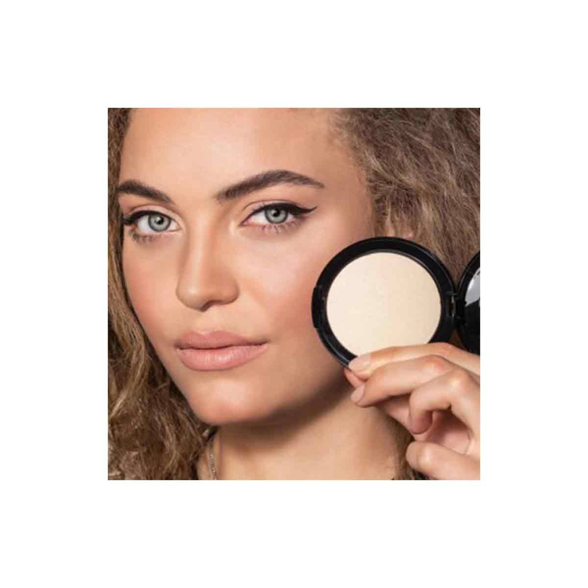 پودر فشرده هایلایتر 03 میکاپ فکتوری MAKEUP FACTORY مدل SOFT LIGHTNING POWDER برجسته و درخشان کننده صورت وزن 7 گرم